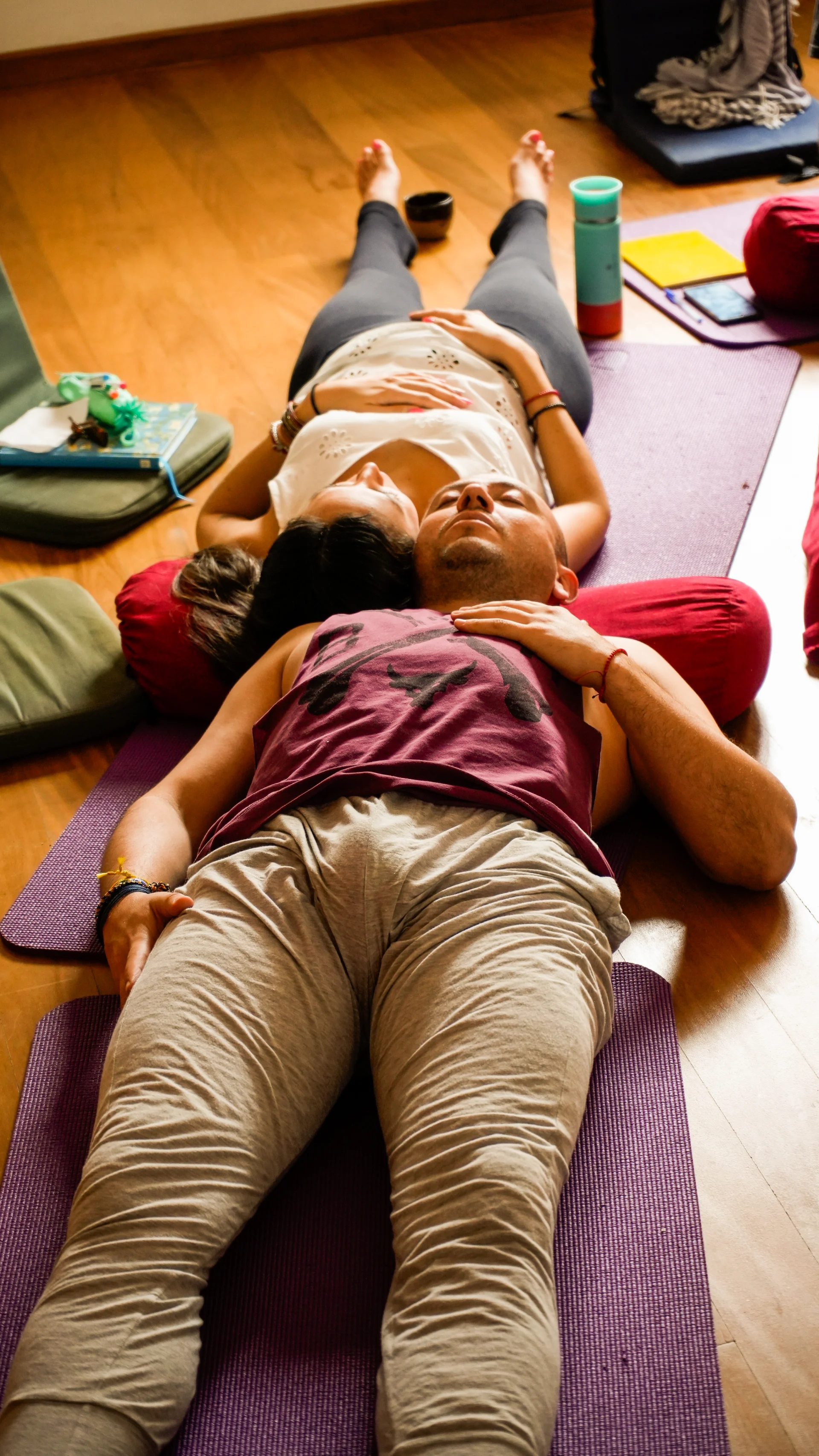 Casal em momento de relaxamento e conexão